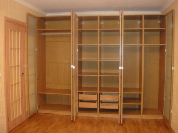 Шкаф планируем забрать в новую квартиру