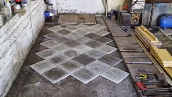 Пол в гараже из тротуарной плитки