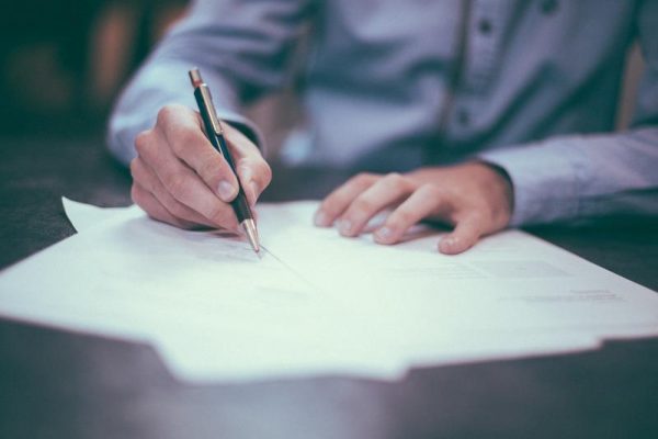 Перед подписанием договора внимательно его прочитайте